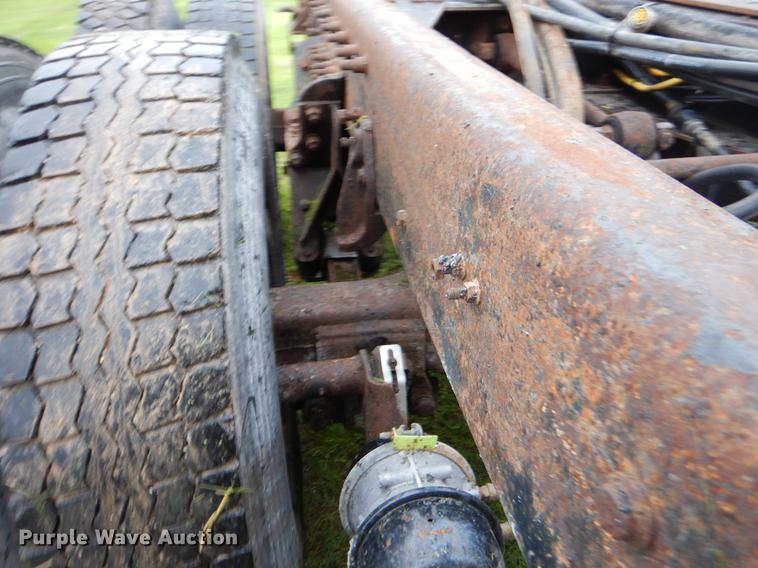 image for item FH9341 2006 International 7400 truck cab and chassis