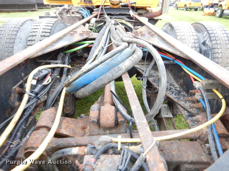 image for item FH9341 2006 International 7400 truck cab and chassis