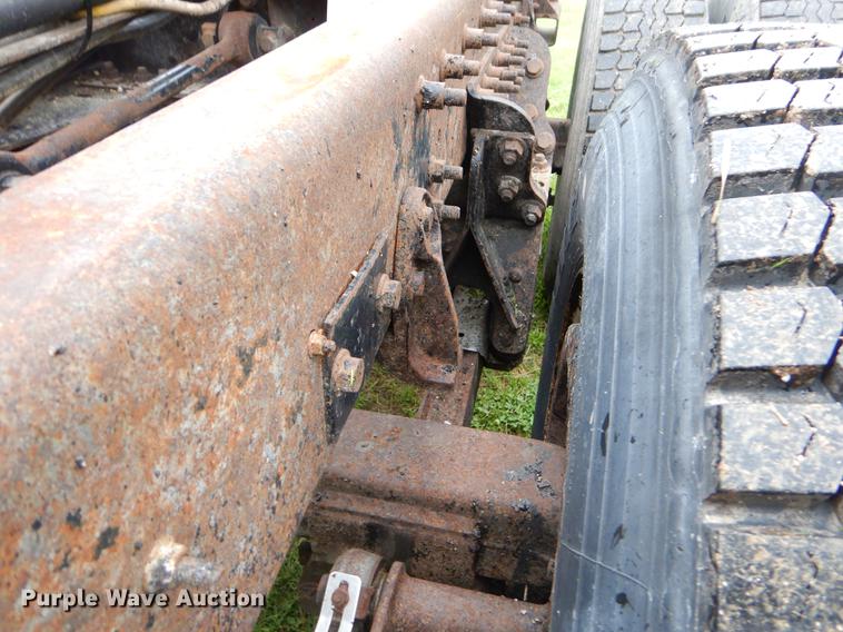 image for item FH9341 2006 International 7400 truck cab and chassis