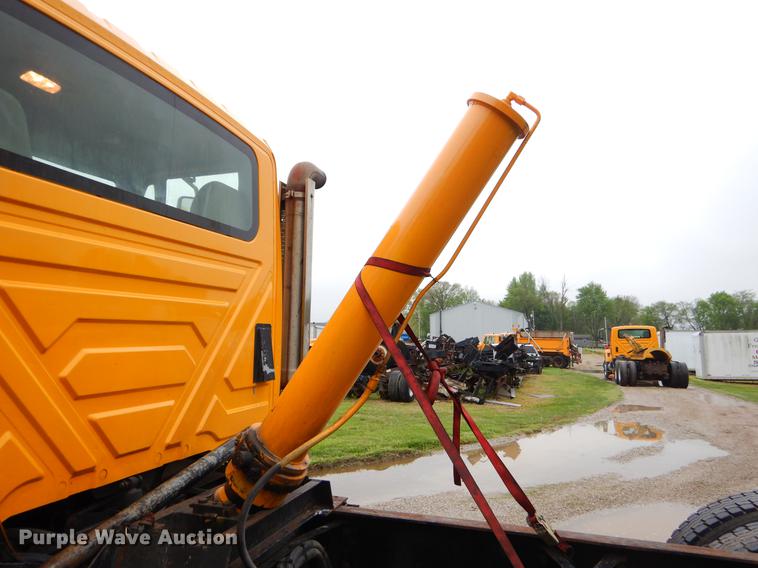 image for item FH9341 2006 International 7400 truck cab and chassis