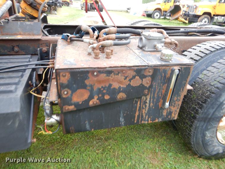 image for item FH9341 2006 International 7400 truck cab and chassis