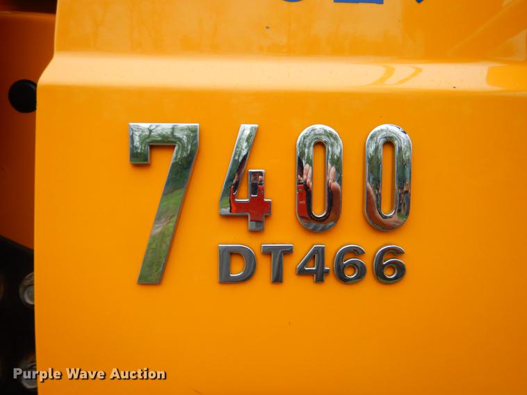 image for item FH9341 2006 International 7400 truck cab and chassis