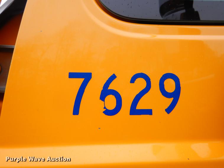 image for item FH9341 2006 International 7400 truck cab and chassis