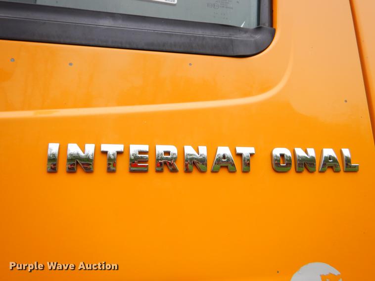 image for item FH9341 2006 International 7400 truck cab and chassis