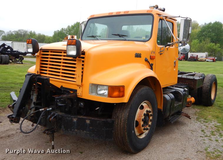 image for item FH9349 2002 International 4900 truck cab and chassis