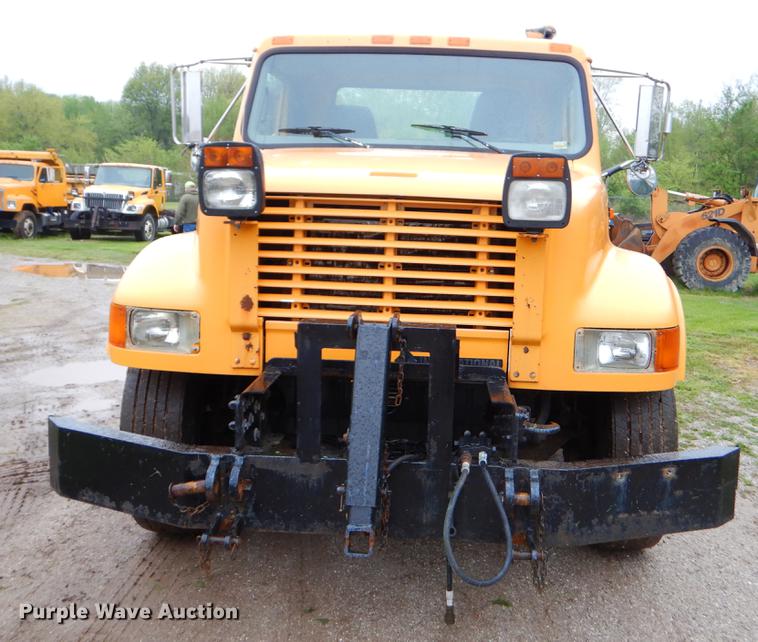 image for item FH9349 2002 International 4900 truck cab and chassis