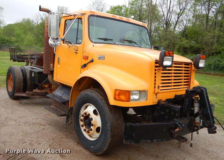 image for item FH9349 2002 International 4900 truck cab and chassis