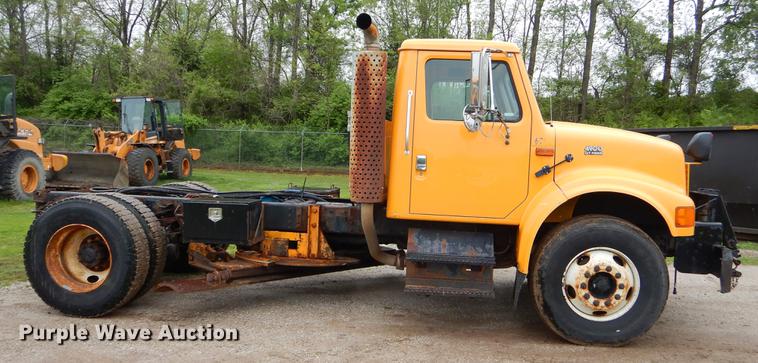 image for item FH9349 2002 International 4900 truck cab and chassis