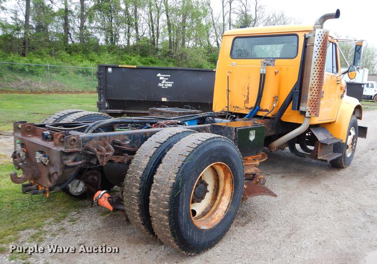 image for item FH9349 2002 International 4900 truck cab and chassis