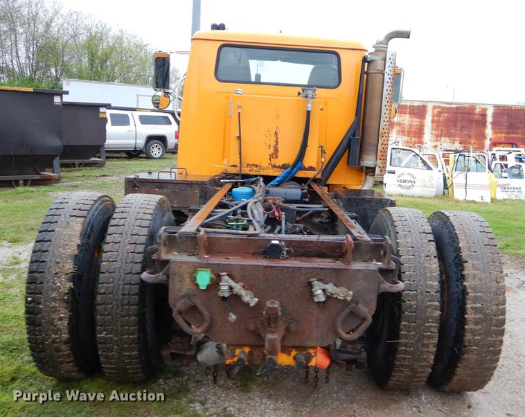 image for item FH9349 2002 International 4900 truck cab and chassis