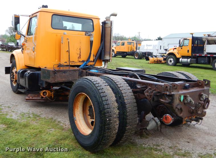 image for item FH9349 2002 International 4900 truck cab and chassis