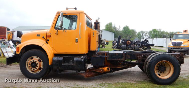 image for item FH9349 2002 International 4900 truck cab and chassis