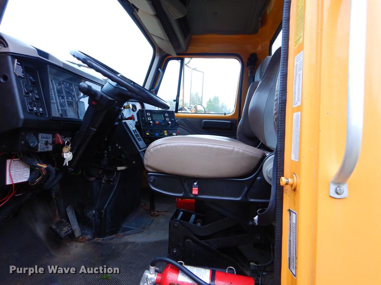 image for item FH9349 2002 International 4900 truck cab and chassis