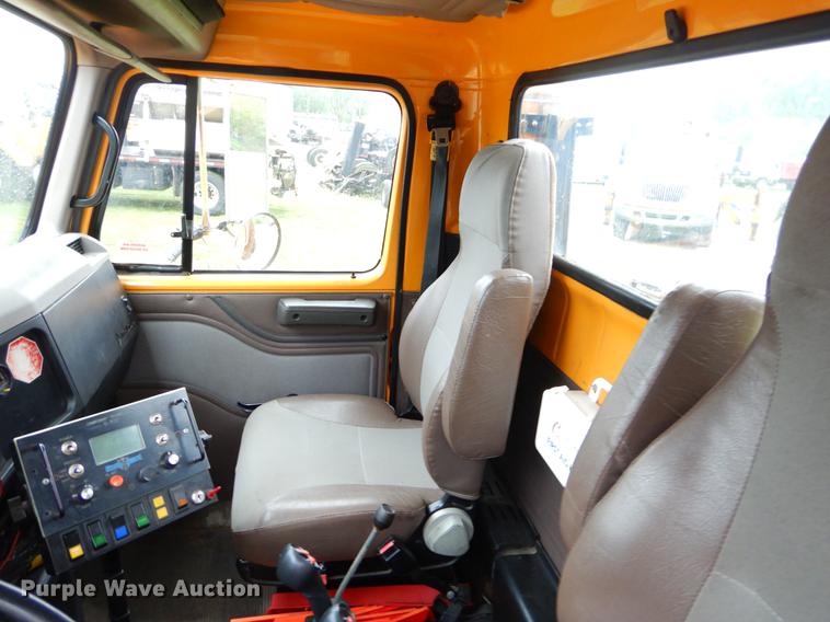 image for item FH9349 2002 International 4900 truck cab and chassis