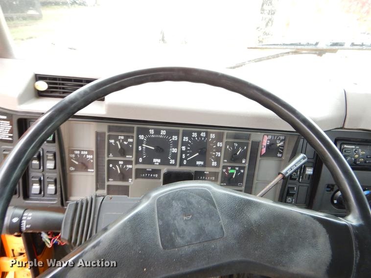 image for item FH9349 2002 International 4900 truck cab and chassis