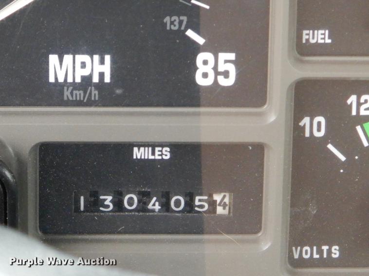 image for item FH9349 2002 International 4900 truck cab and chassis