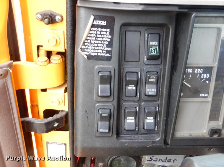 image for item FH9349 2002 International 4900 truck cab and chassis