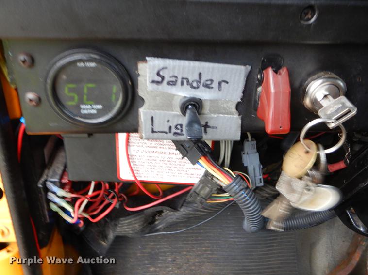 image for item FH9349 2002 International 4900 truck cab and chassis