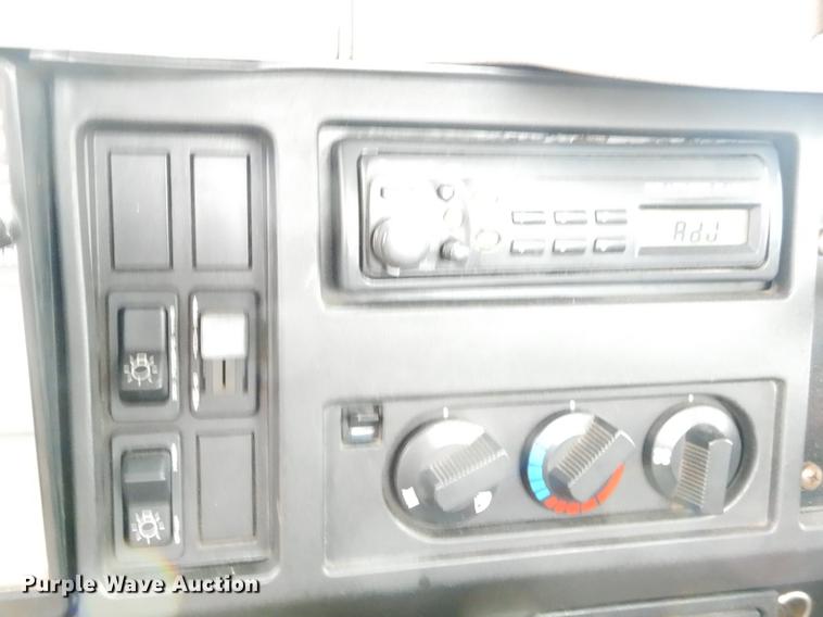 image for item FH9349 2002 International 4900 truck cab and chassis