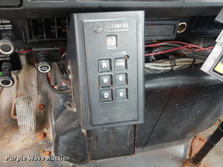 image for item FH9349 2002 International 4900 truck cab and chassis