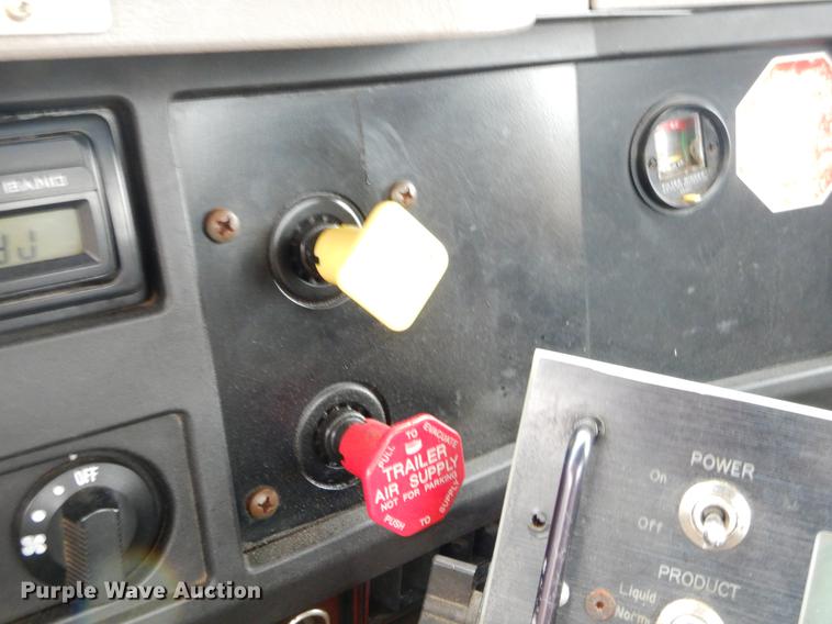 image for item FH9349 2002 International 4900 truck cab and chassis