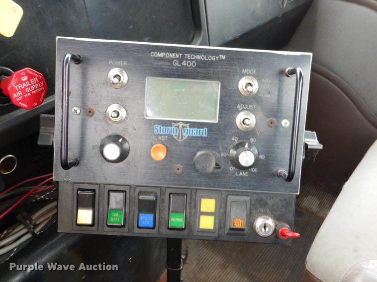 image for item FH9349 2002 International 4900 truck cab and chassis