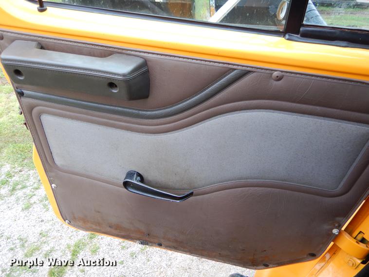 image for item FH9349 2002 International 4900 truck cab and chassis