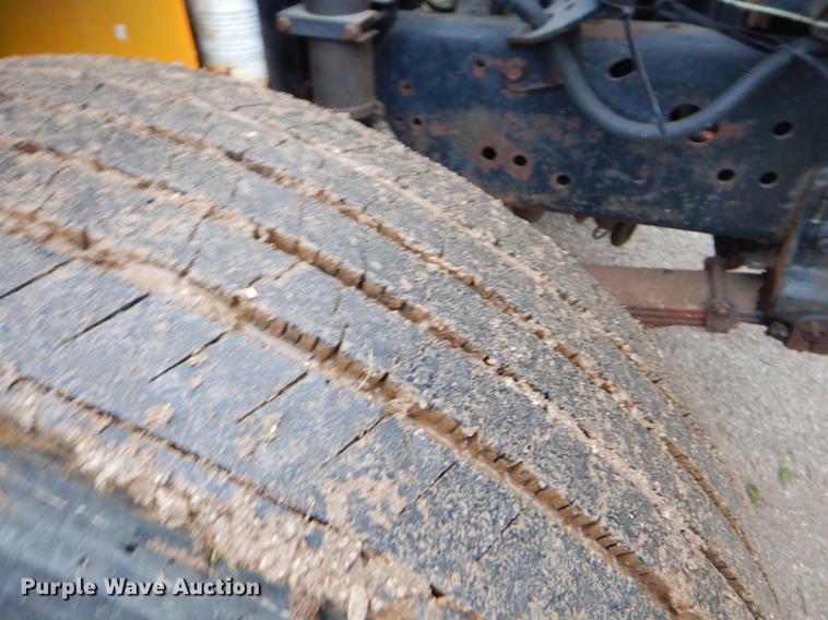 image for item FH9349 2002 International 4900 truck cab and chassis