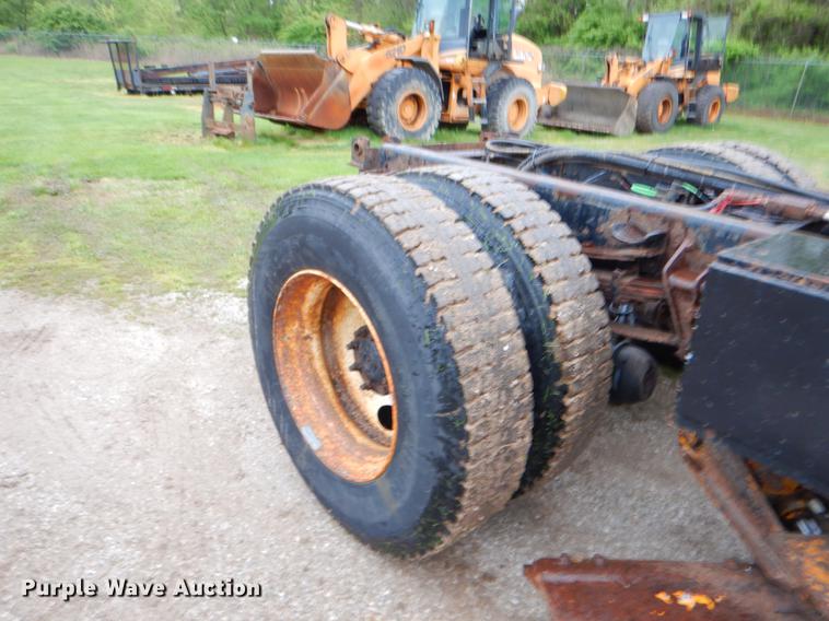 image for item FH9349 2002 International 4900 truck cab and chassis