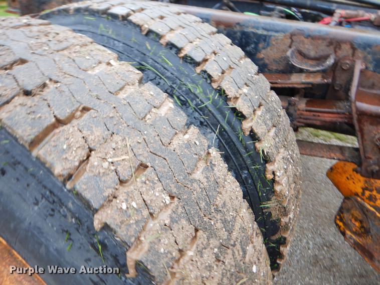 image for item FH9349 2002 International 4900 truck cab and chassis