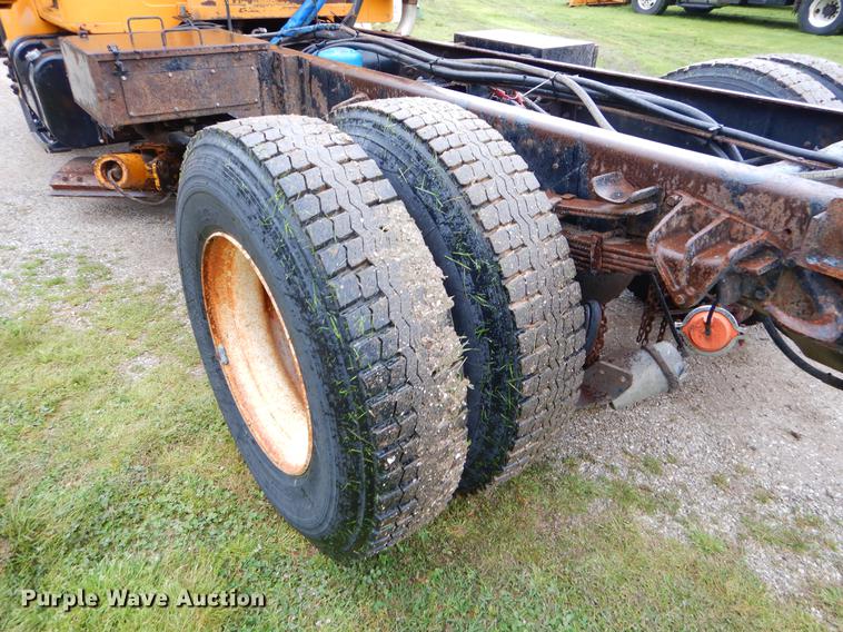 image for item FH9349 2002 International 4900 truck cab and chassis