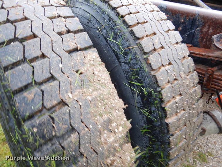 image for item FH9349 2002 International 4900 truck cab and chassis