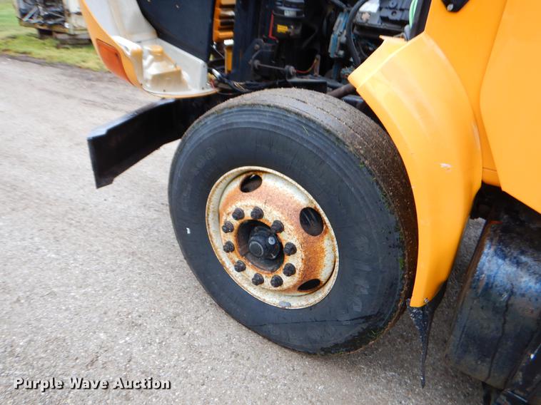 image for item FH9349 2002 International 4900 truck cab and chassis