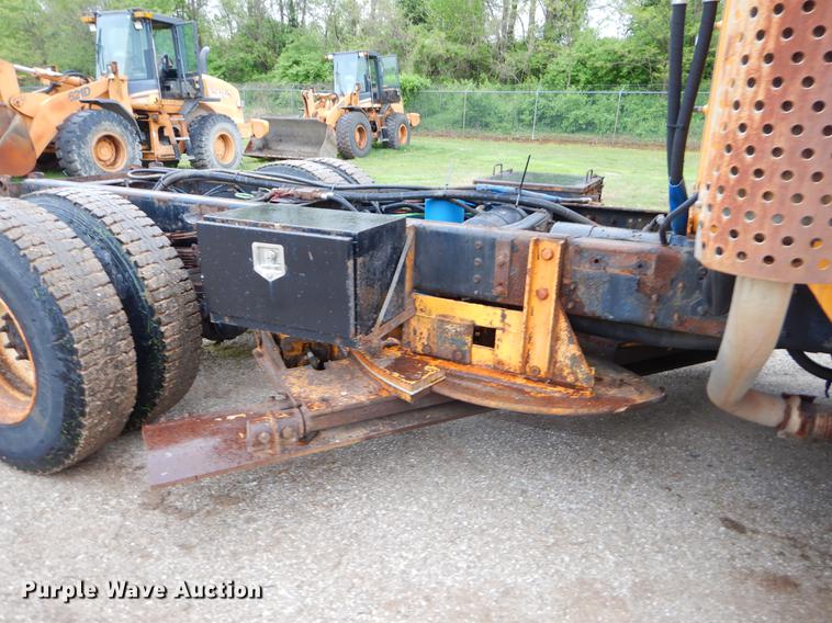 image for item FH9349 2002 International 4900 truck cab and chassis