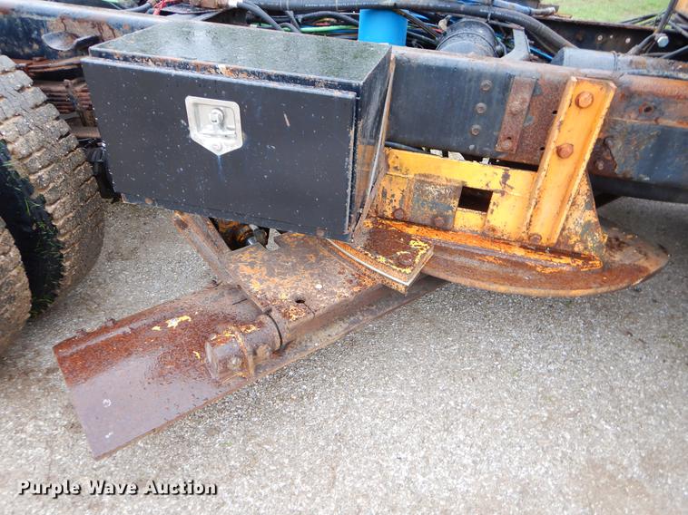 image for item FH9349 2002 International 4900 truck cab and chassis