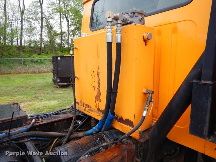 image for item FH9349 2002 International 4900 truck cab and chassis