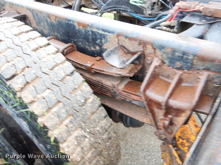 image for item FH9349 2002 International 4900 truck cab and chassis