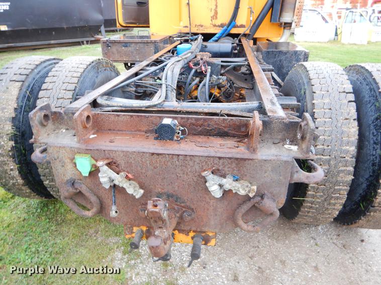 image for item FH9349 2002 International 4900 truck cab and chassis