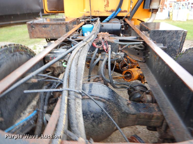 image for item FH9349 2002 International 4900 truck cab and chassis