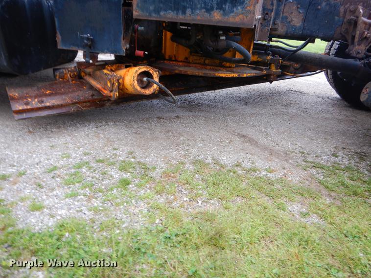 image for item FH9349 2002 International 4900 truck cab and chassis