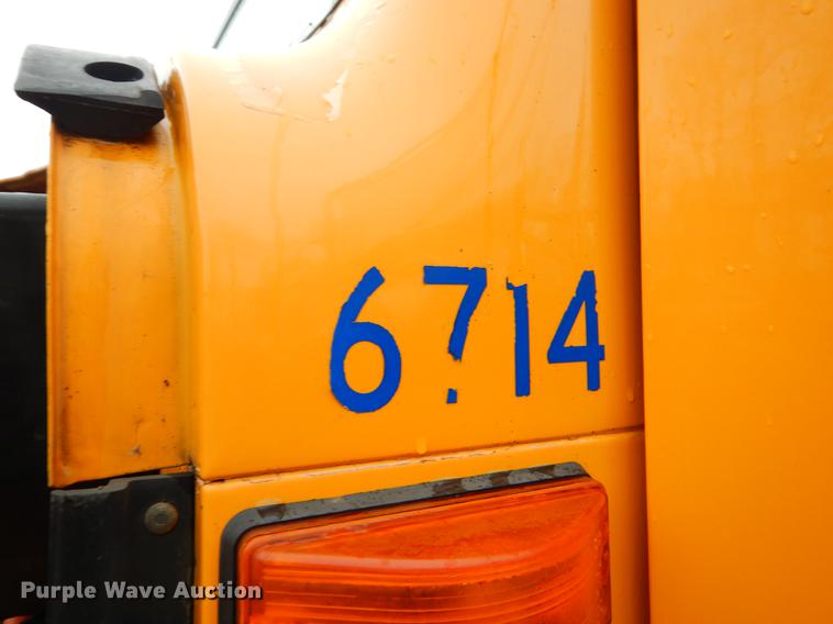 image for item FH9349 2002 International 4900 truck cab and chassis