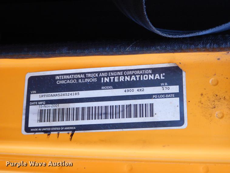 image for item FH9349 2002 International 4900 truck cab and chassis