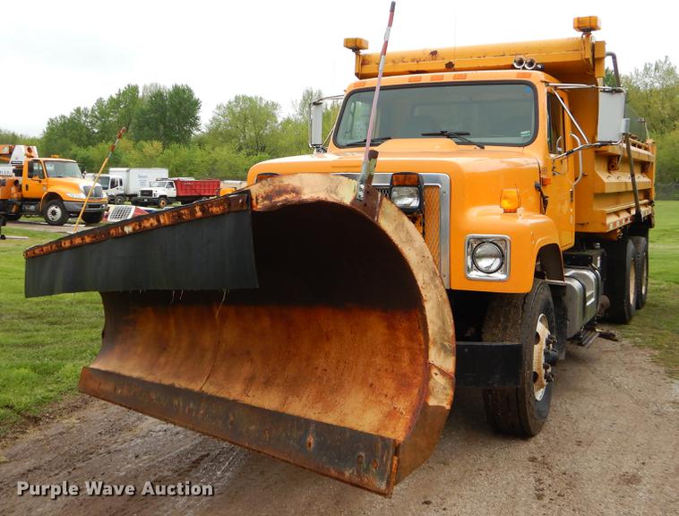 image for item FH9352 2002 International 2554 dump truck