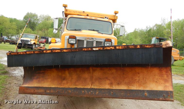 image for item FH9352 2002 International 2554 dump truck