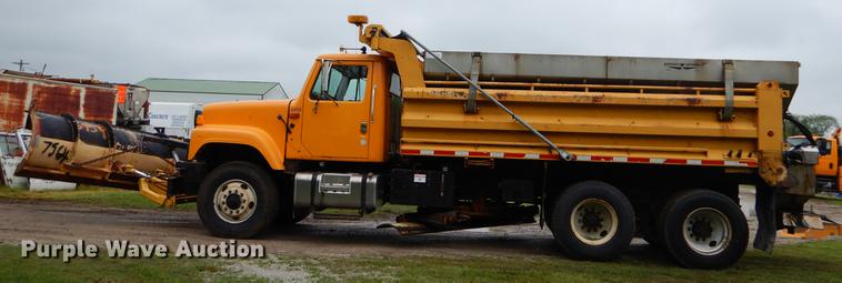 image for item FH9352 2002 International 2554 dump truck