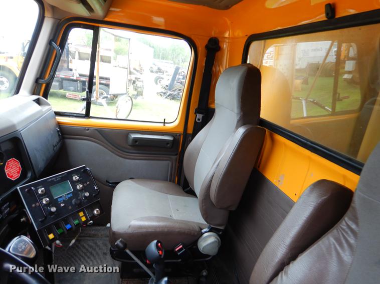 image for item FH9352 2002 International 2554 dump truck