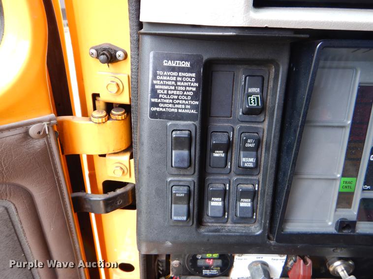 image for item FH9352 2002 International 2554 dump truck