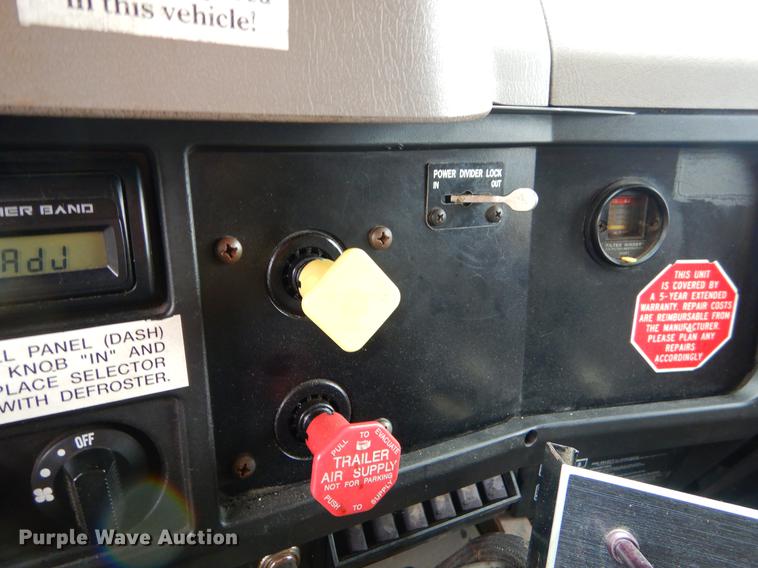 image for item FH9352 2002 International 2554 dump truck