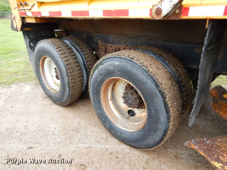 image for item FH9352 2002 International 2554 dump truck