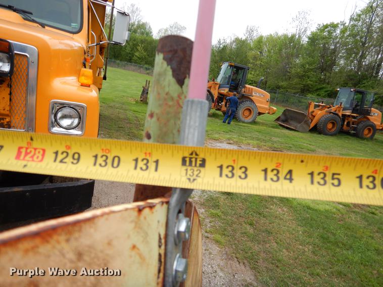 image for item FH9352 2002 International 2554 dump truck